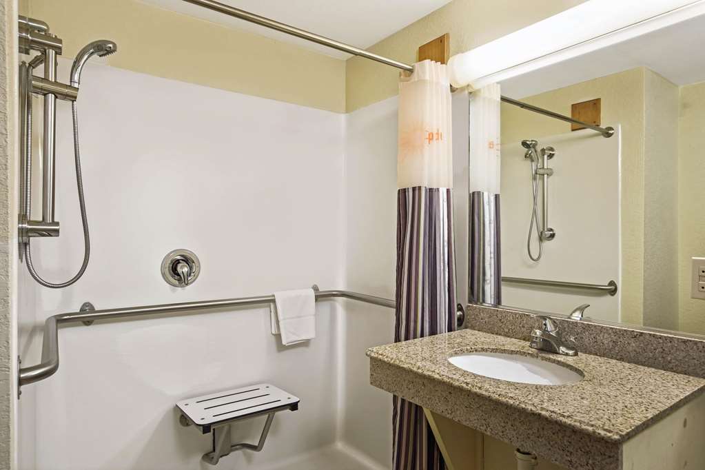 La Quinta Inn & Suites by Wyndham Salina - photo 21