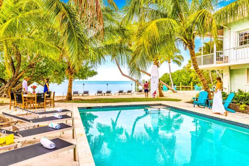 PRIVATE BEACH Pickleball Court and Tiki Bar Heated Pool Designated Paradise Key in Islamorada, United States