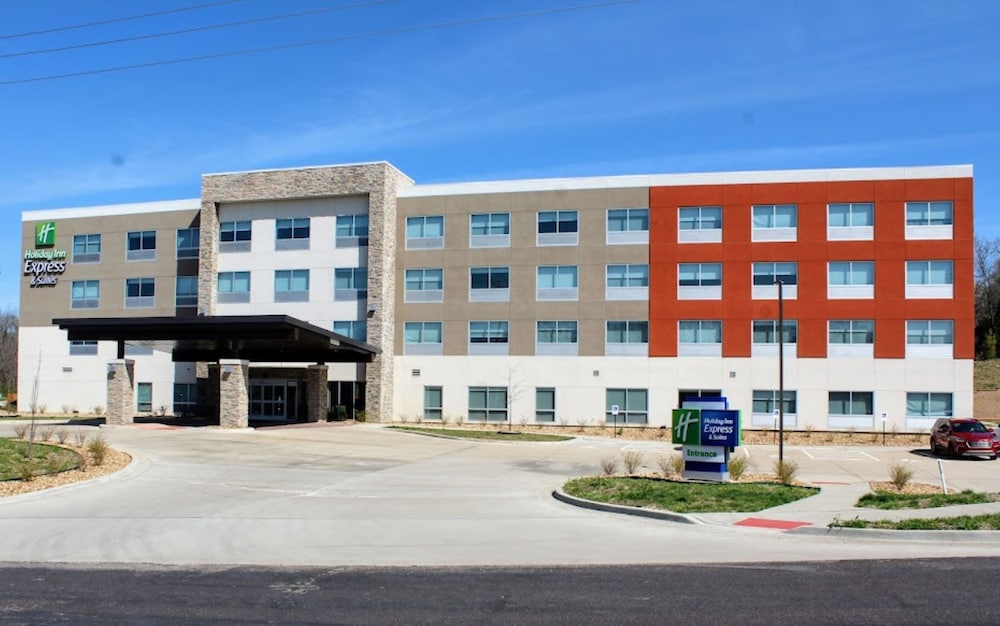 Holiday Inn Express & Suites Warrensburg North by IHG - carbon neutral hotel in Warrensburg