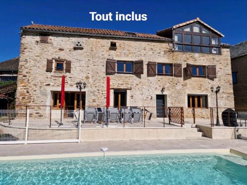 Enclos de la Rive 15 Pers Avec Piscine Chauffee - carbon neutral hotel in Unknown City