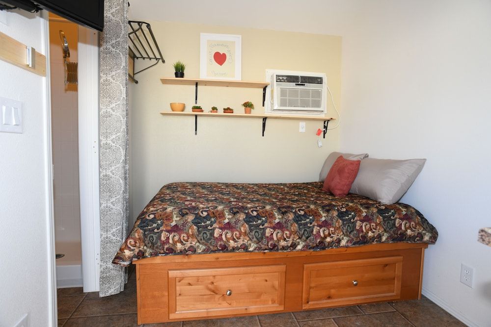 Windmill Trailer Court Extended Stay Studios - photo 10
