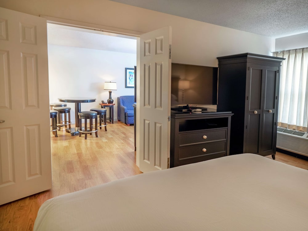 DoubleTree by Hilton Hotel Buffalo Amherst - photo 15