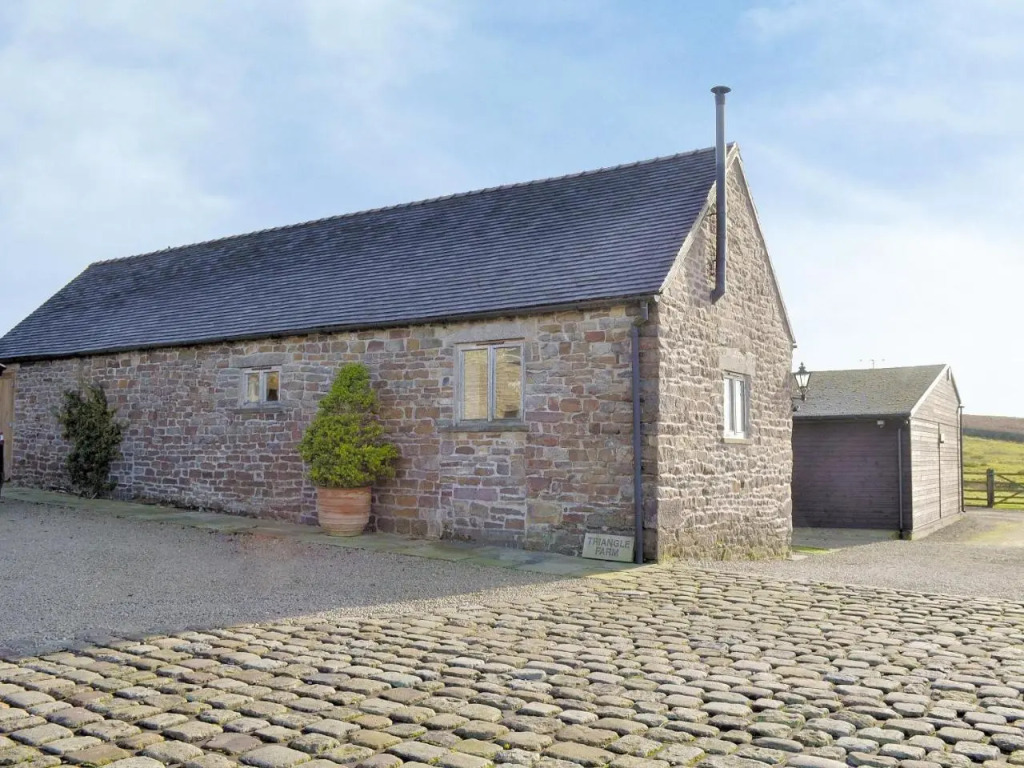 The Old Byre — Buxton — photo 3