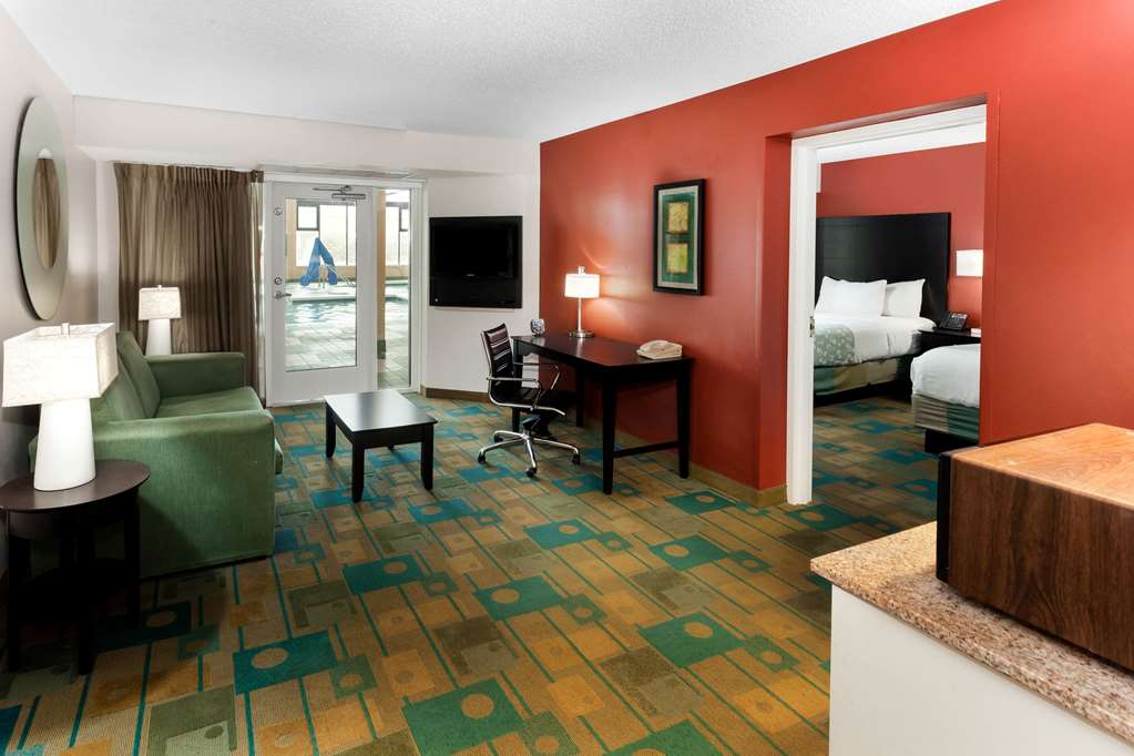 La Quinta Inn & Suites by Wyndham Milwaukee Bayshore Area - photo 14