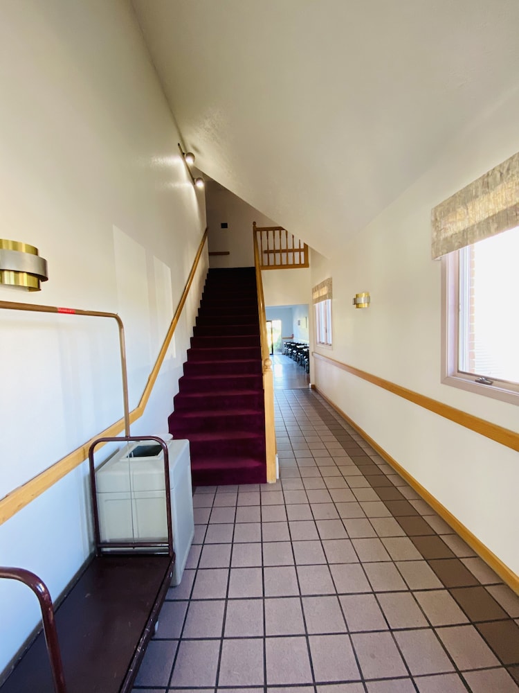 Fleetwood Inn & Suites - photo 3