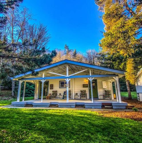 Bright Updated Waterfront Cottage Pets Welcome — 4-Star Luxury Hotel in Longview, United States