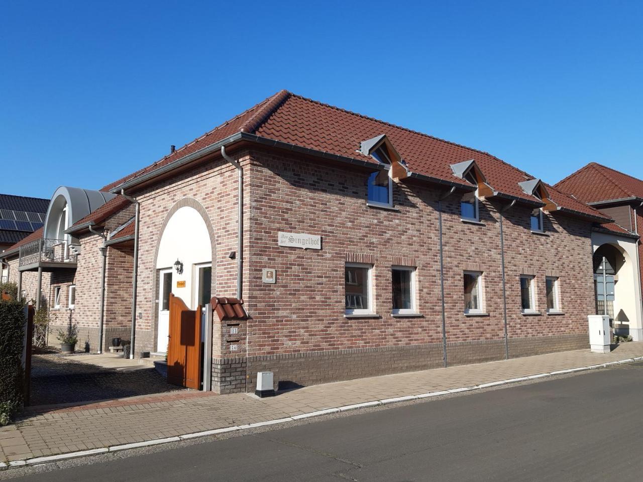 Aan het Singelhof Mirabelle 4 sterren met sunshower en tuin — 4-Star Luxury Hotel in Sint-Truiden, Belgium