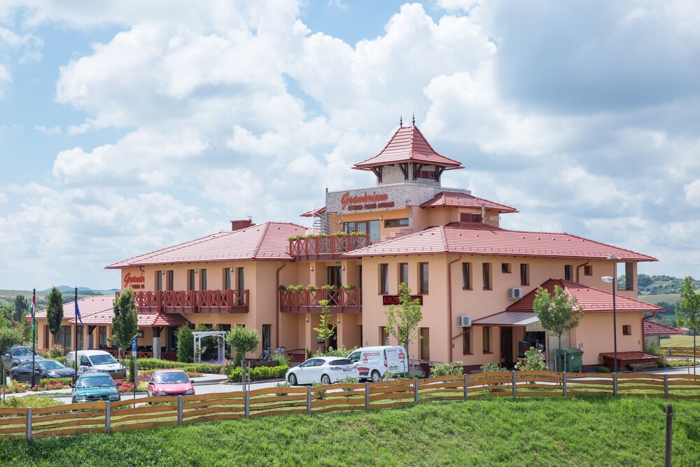 Granárium Központ - last minute hotel in Bajna