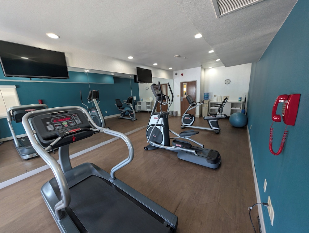 Holiday Inn Express Hotel & Suites by IHG - photo 14