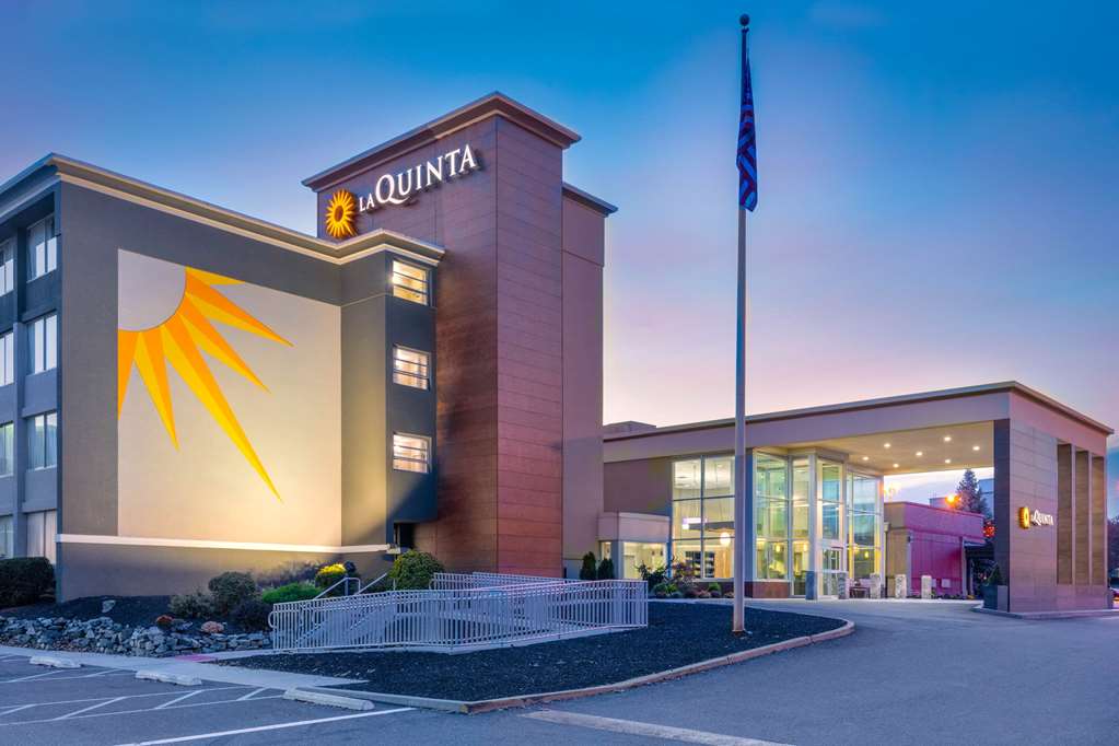 La Quinta Inn & Suites by Wyndham Clifton Rutherford - photo 4