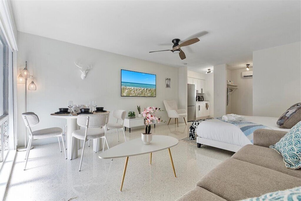 Beachside Studio in Hollywood, United States