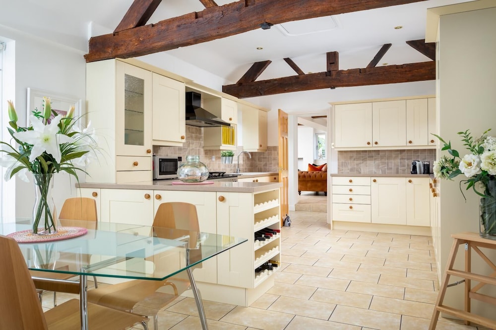 Cotswold Barn Conversion With Private Hot Tub in Pershore, United Kingdom