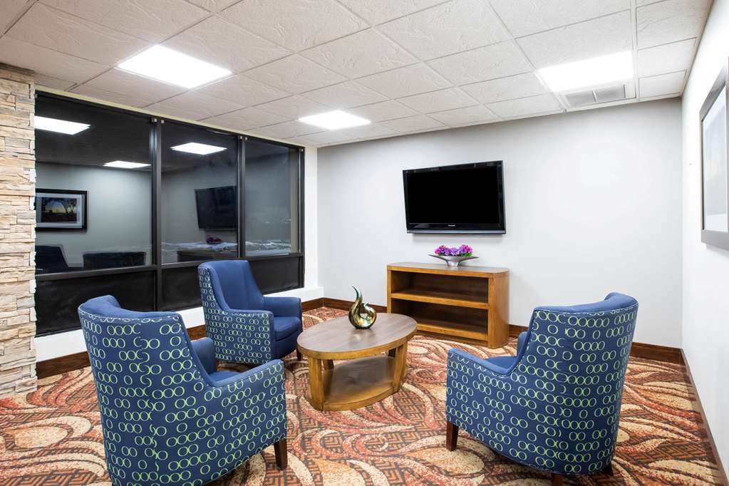 La Quinta Inn by Wyndham Davenport & Conference Center - photo 5