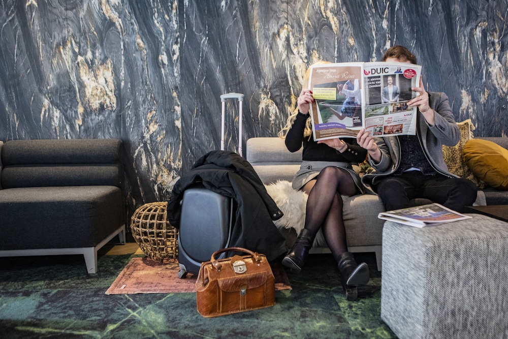 Lobby lounge