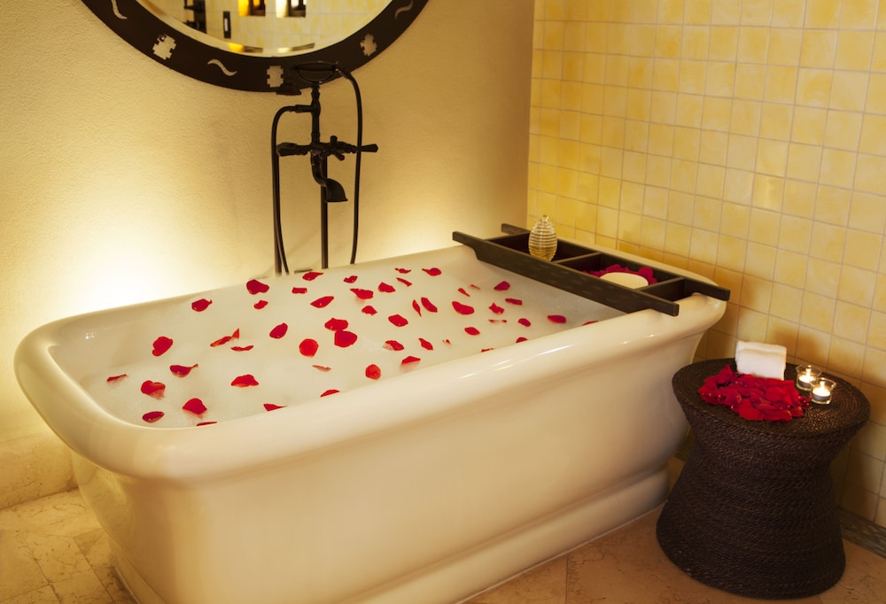 Deep soaking bathtub