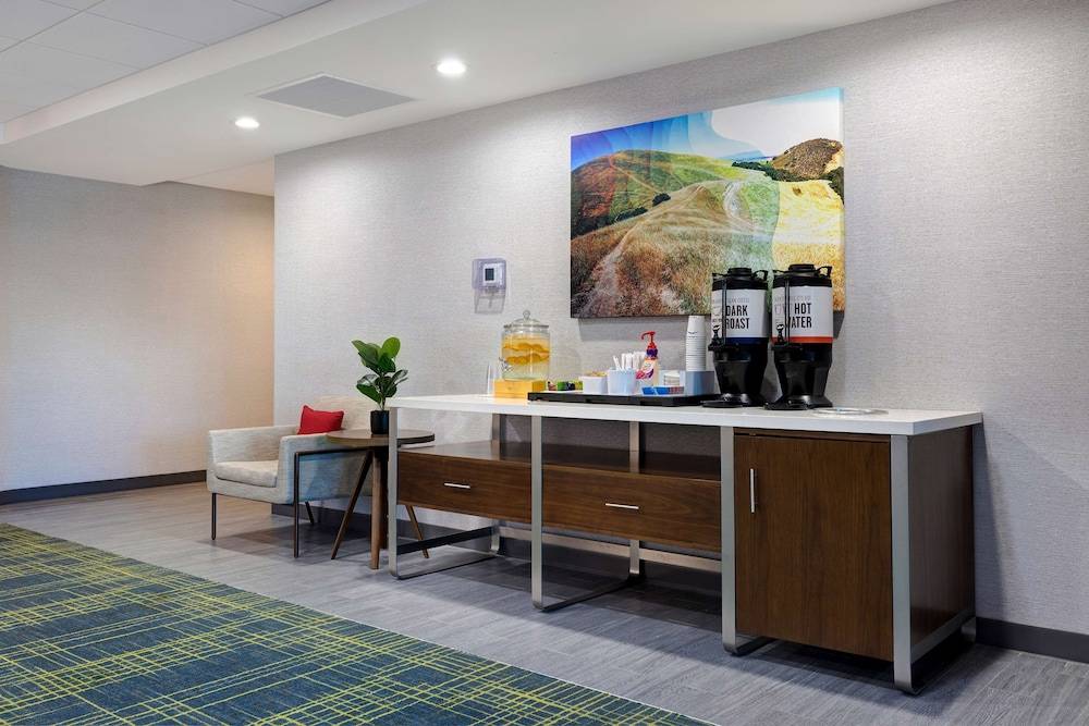 Hampton Inn & Suites Marina - photo 3