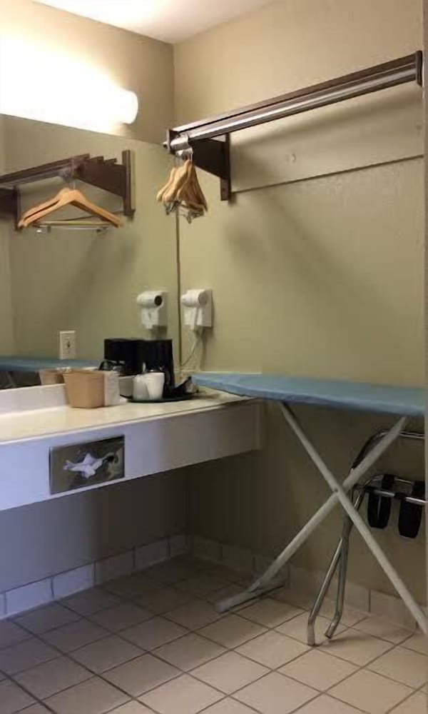 Stratford House Inn and Suites - photo 16