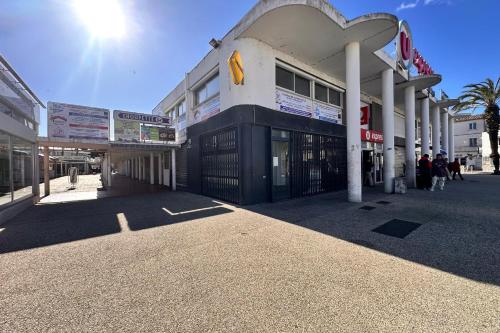 L’escapade Salee a 100 Metres de la Plage Et En Plein Coeur de Ville in Le Grau-Du-Roi, France