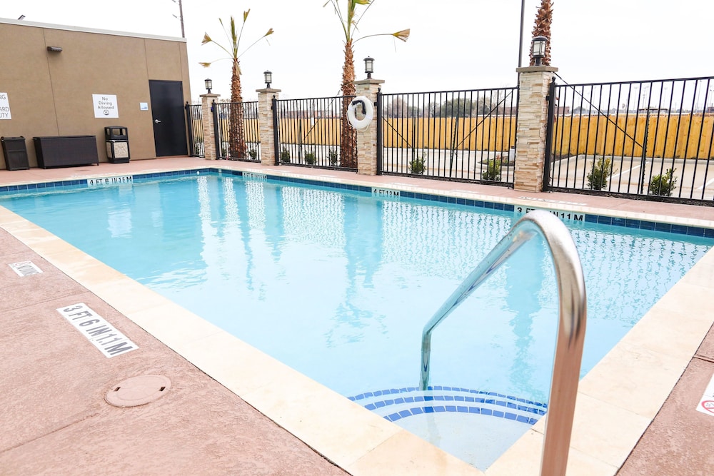 Holiday Inn Express & Suites Houston IAH Beltway 8 by IHG - photo 39