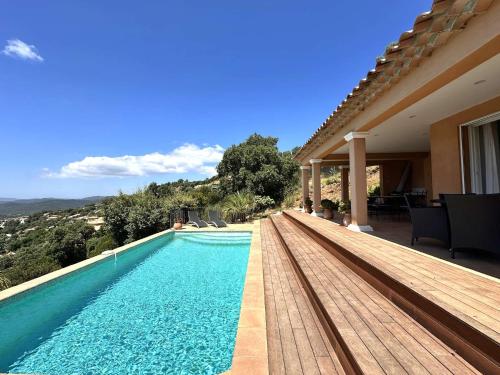 Belle Vue Villa Climatisee Pour 8 Personnes Avec Piscine Chauffee Et Vue Mer Panoramique a la Londe Les Maures — 4-Star Luxury Hotel in La Londe-Les-Maures, France