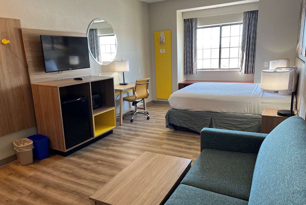 Days Inn by Wyndham near Kansas Speedway - photo 18