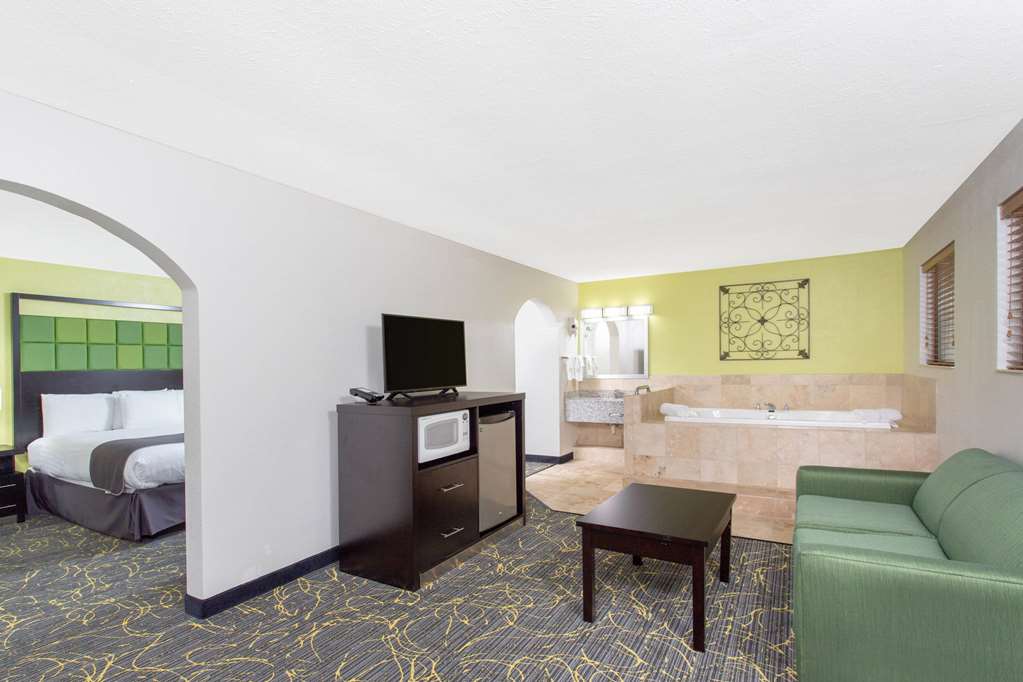 AmericInn by Wyndham Delafield Waukesha Milwaukee - photo 18
