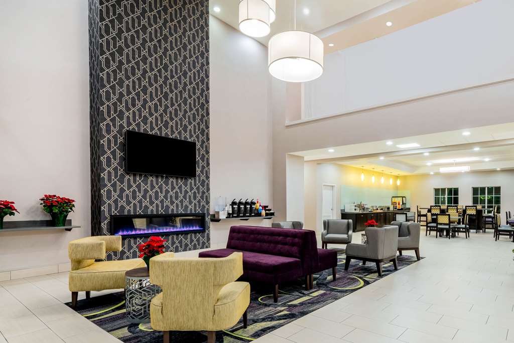 La Quinta Inn & Suites by Wyndham DFW Airport West Bedford - photo 5