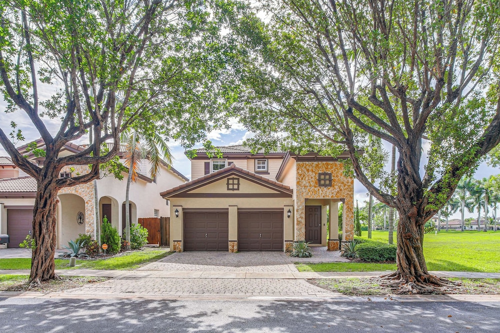 Yard w Lake View: Remote Working Hub in Homestead in Homestead, United States