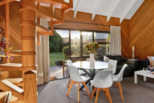 Relaxing Retreat on Kowhai in Wanaka, New Zealand