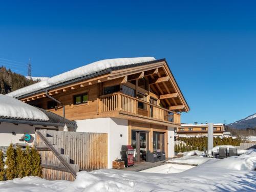 Luxurious Chalet in Neukirchen am Gro venediger With Pool — 4-Star Luxury Hotel in Neukirchen Am Grossvenediger, Austria