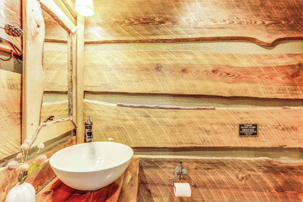 Cozy Ellijay Cabin Hot Tub Yard and Resort Access - photo 11