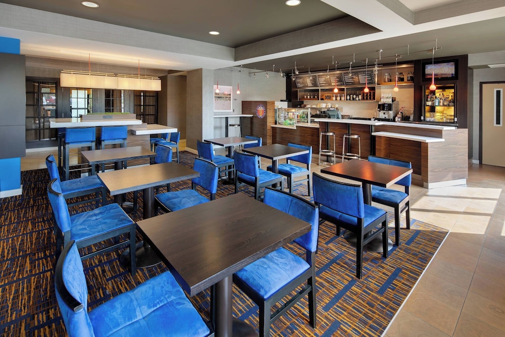 Courtyard by Marriott Grand Rapids Airport - photo 32