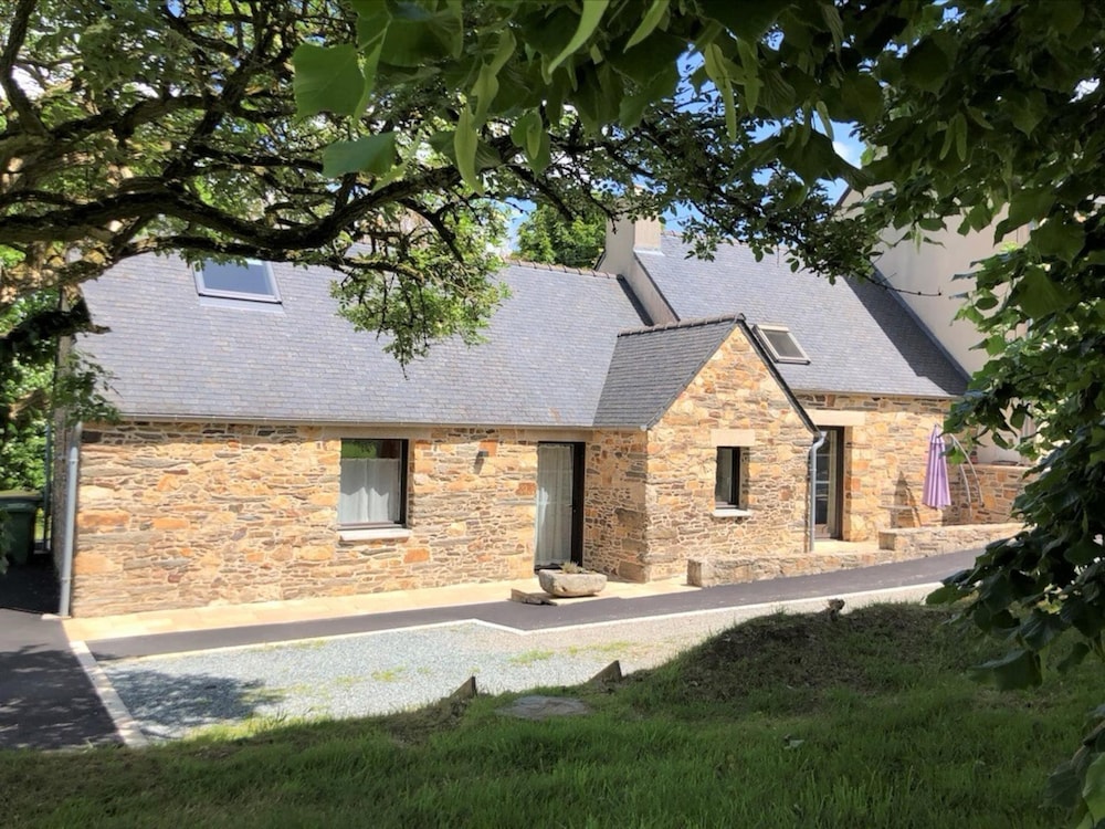 Apartment in Brittany Near Sandy Beaches — 4-Star Luxury Hotel in Guiclan, France