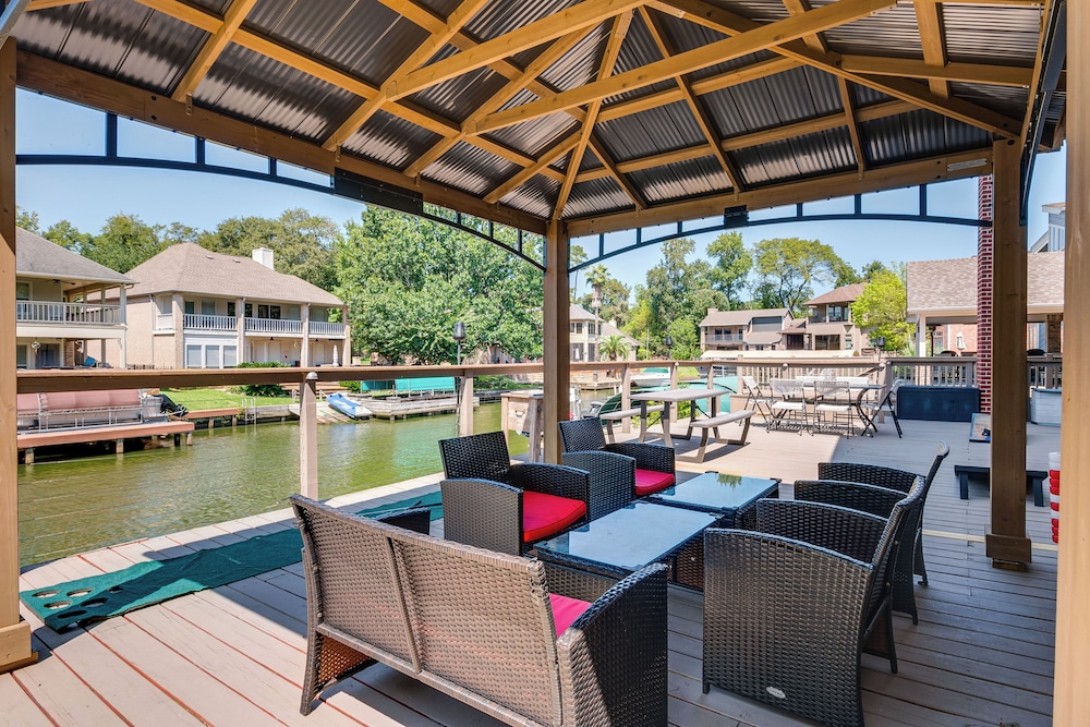 Beautiful Montgomery Home with Lakefront Deck — 4-Star Luxury Hotel in Montgomery, United States