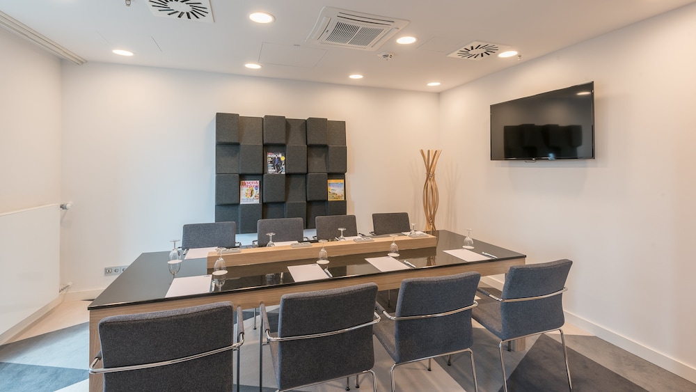 Holiday Inn Express Hotel & Suites Schulenburg by IHG - photo 85