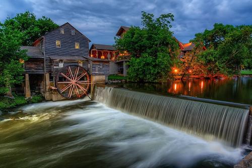 Mountains 4 Miles Panoramic Views Hot Tub & Fire Pit near Pigeon Forge - photo 31