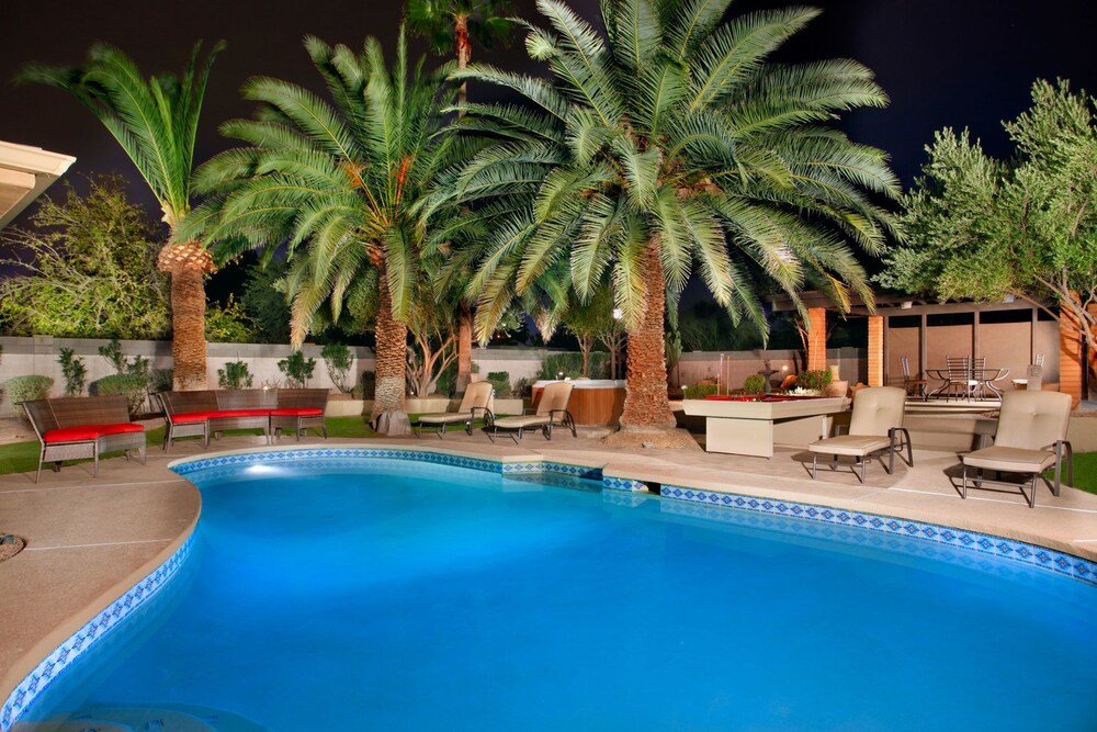 AZ Oasis Heated Pool & Spa Sport Court & Putting Greens Pool Table & Games Scottsdale — 4-Star Luxury Hotel in Scottsdale, United States