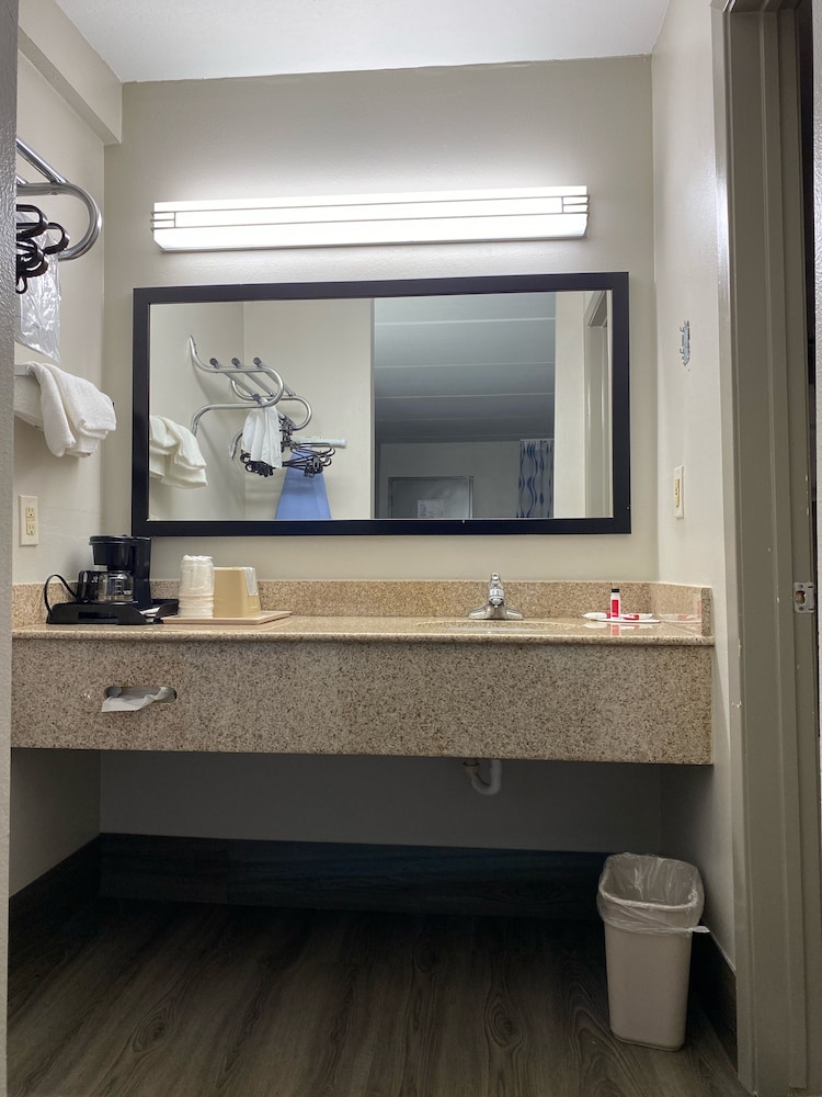 Red Roof Inn Leeds - photo 16