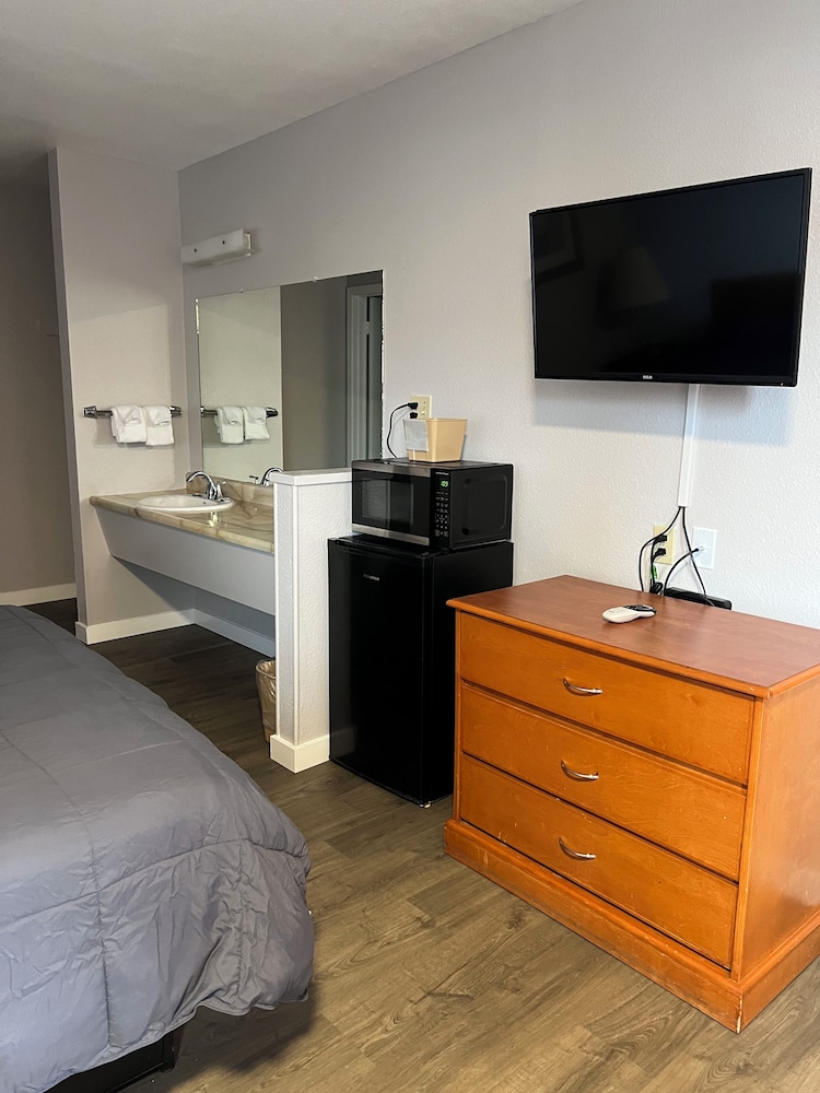 Oasis Inn & Suites - photo 24