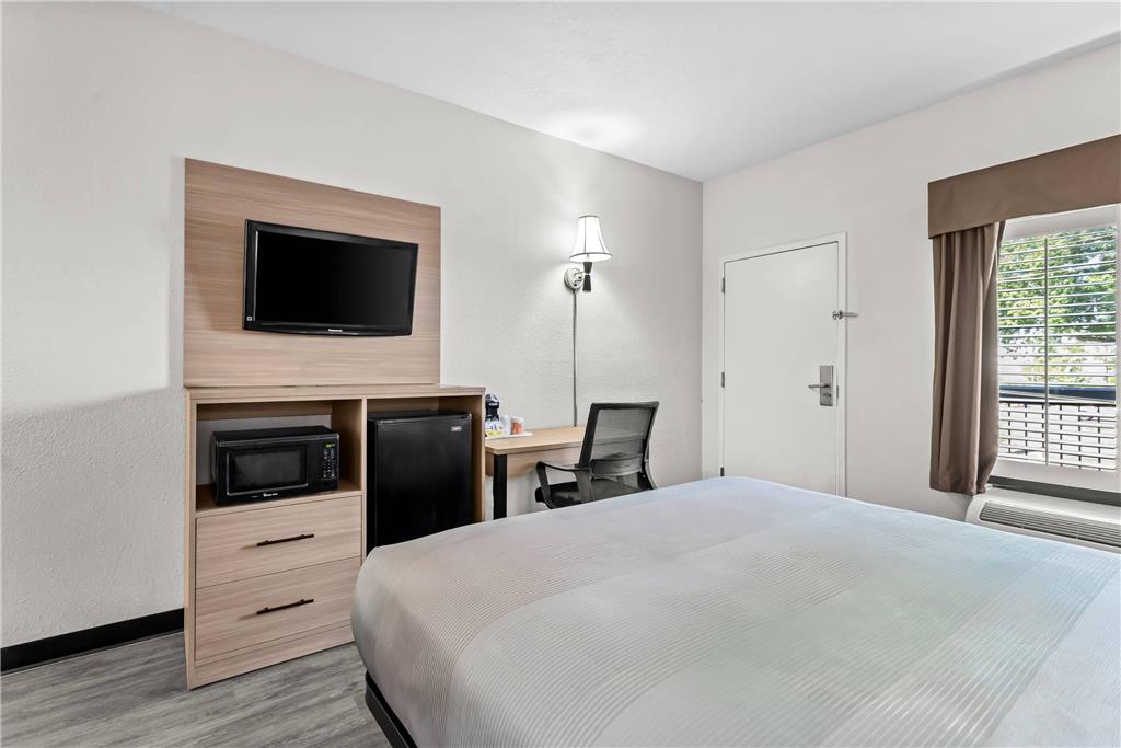 Quality Inn & Suites Albuquerque - photo 12