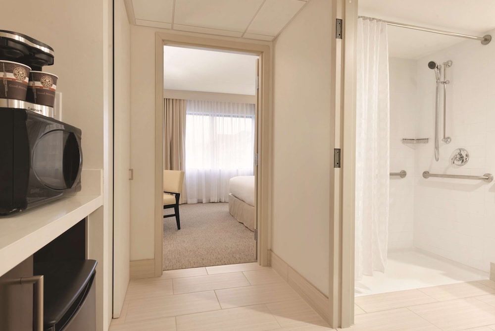 Embassy Suites by Hilton Milwaukee Brookfield - photo 32
