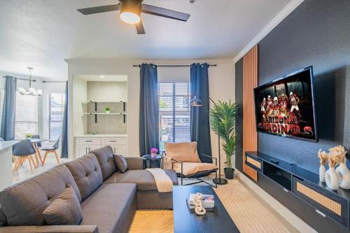 Stylish 2BD KingBed With Pool Hot Tub Gym Parking — 4-Star Luxury Hotel in Glendale, United States
