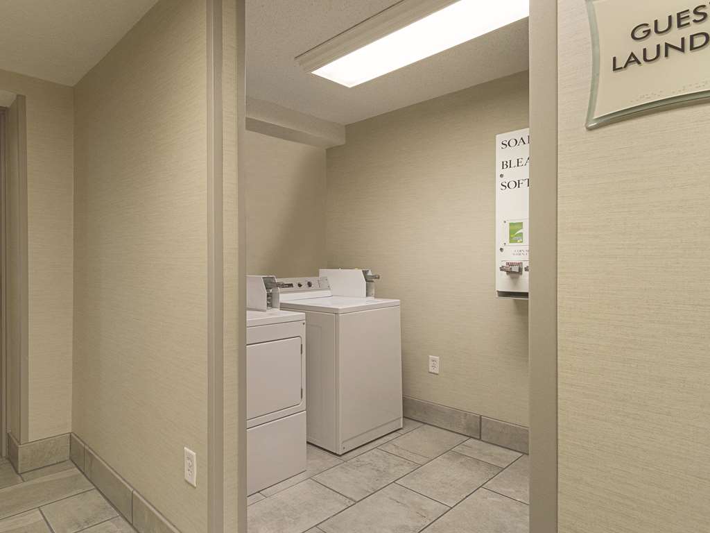 La Quinta Inn & Suites by Wyndham Cleveland Airport West - photo 42