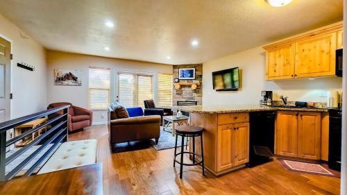 Rustic Ridge with Gym and Game Room in Eden, United States