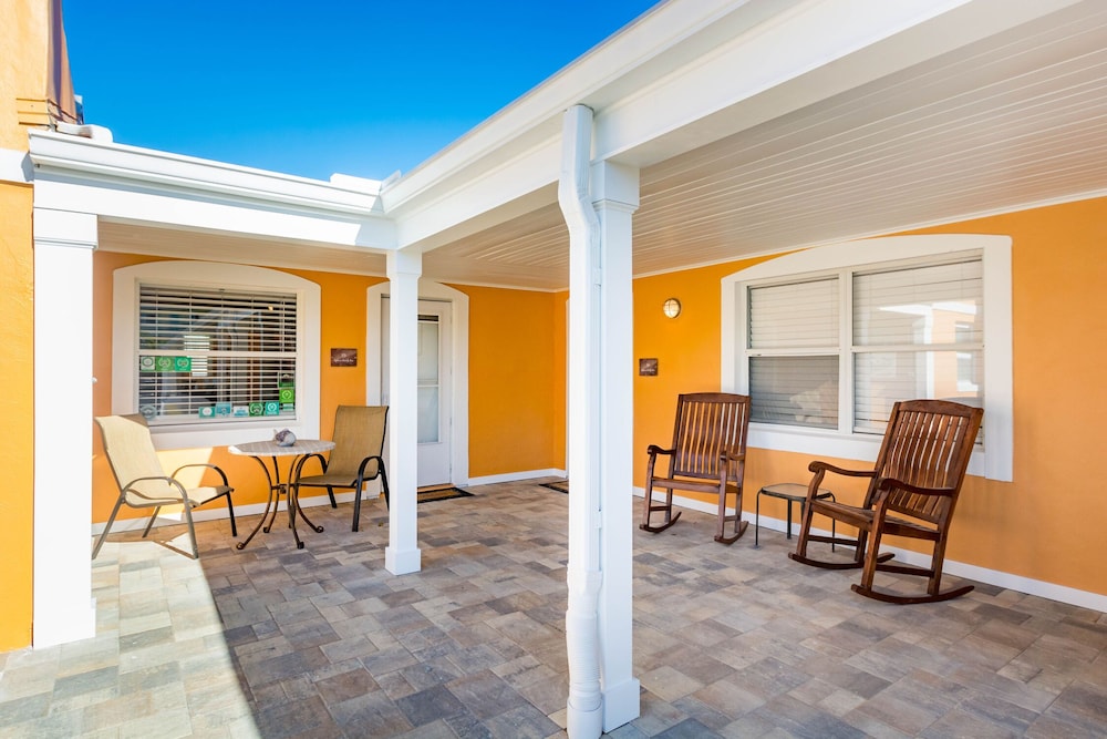 Upham Beach Inn - photo 34
