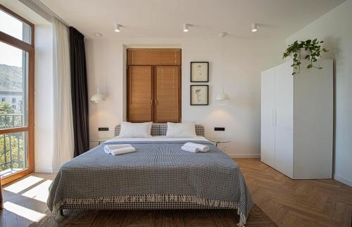 Chic 2BR Center Apt with View By Wehost