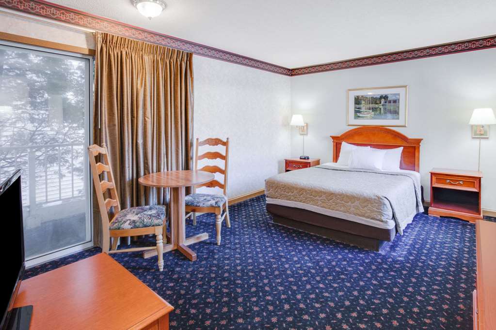 Super 8 by Wyndham Mackinaw City Beachfront Area - photo 6
