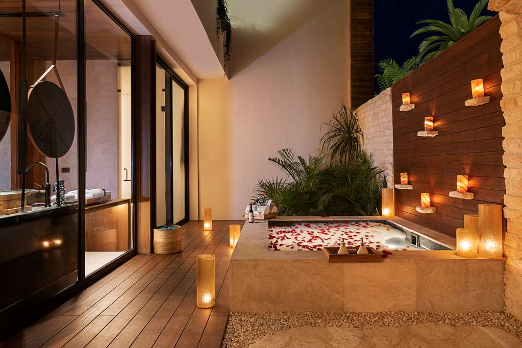 Beachfront Terrace Pool Suite - Bathroom