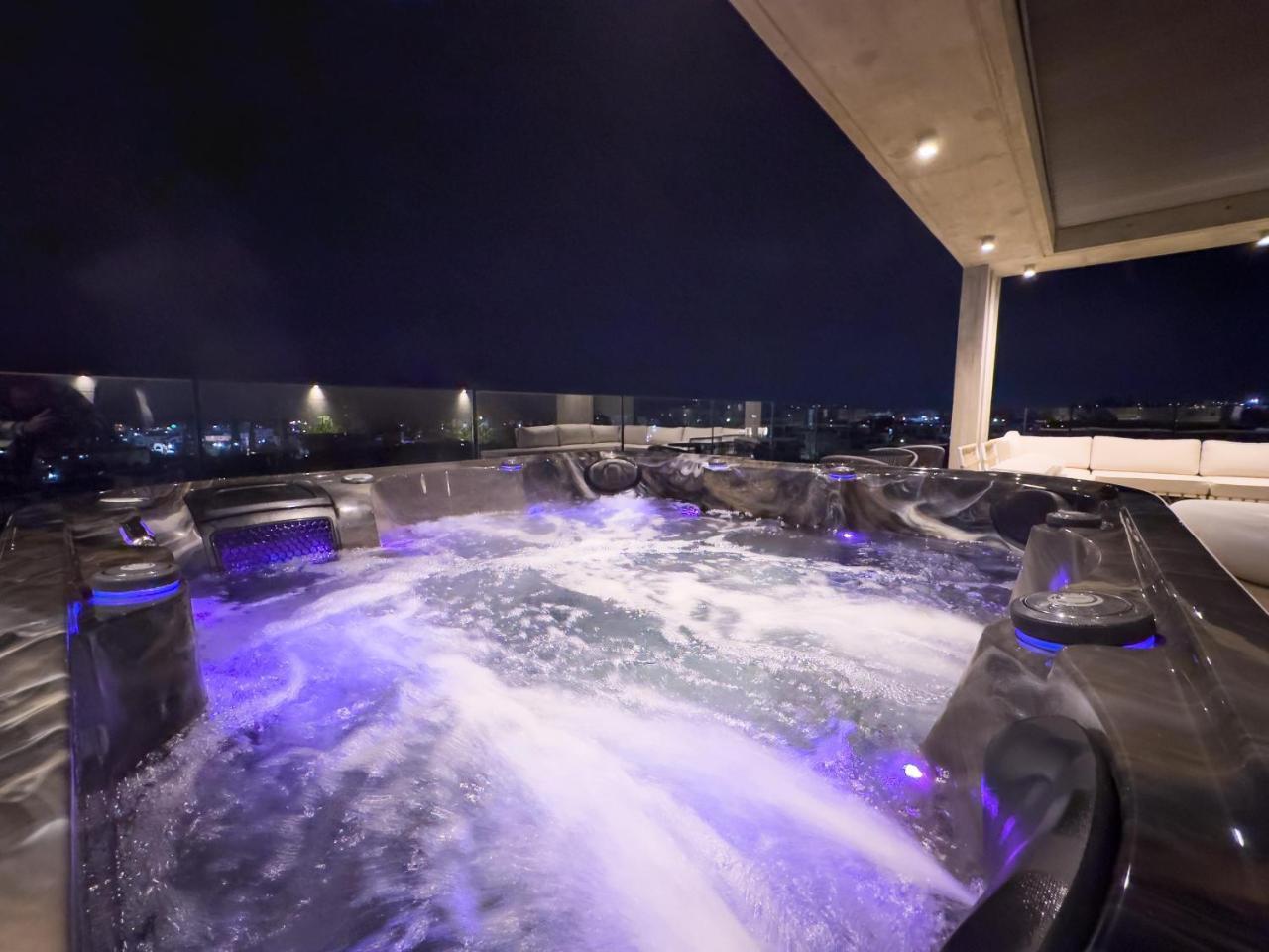 Malberry Park 304 Modern 2bedroom Apt with Shared Heated Pool Sauna Gym Jacuzzi