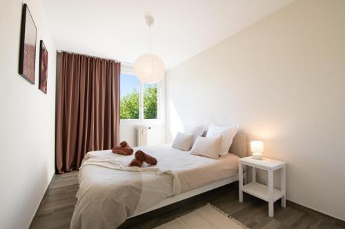 Chez Ambre Et Flo Queen Size Clim Centre Parking in Saint-Raphael, France